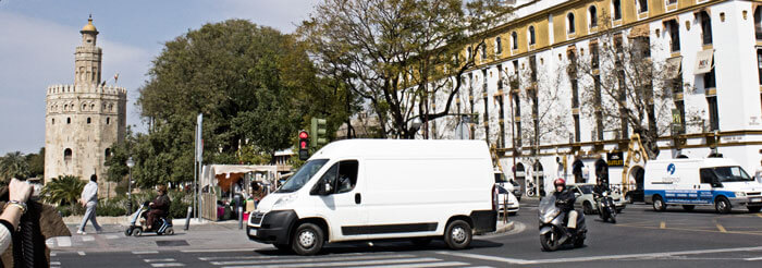 Tráfico en Sevilla, cerca de la Torre del Oro