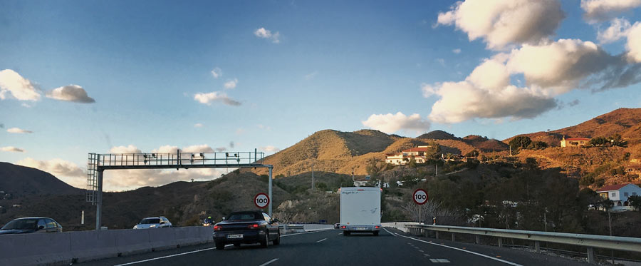Imagen ilustrativa de vehículos en la autovía