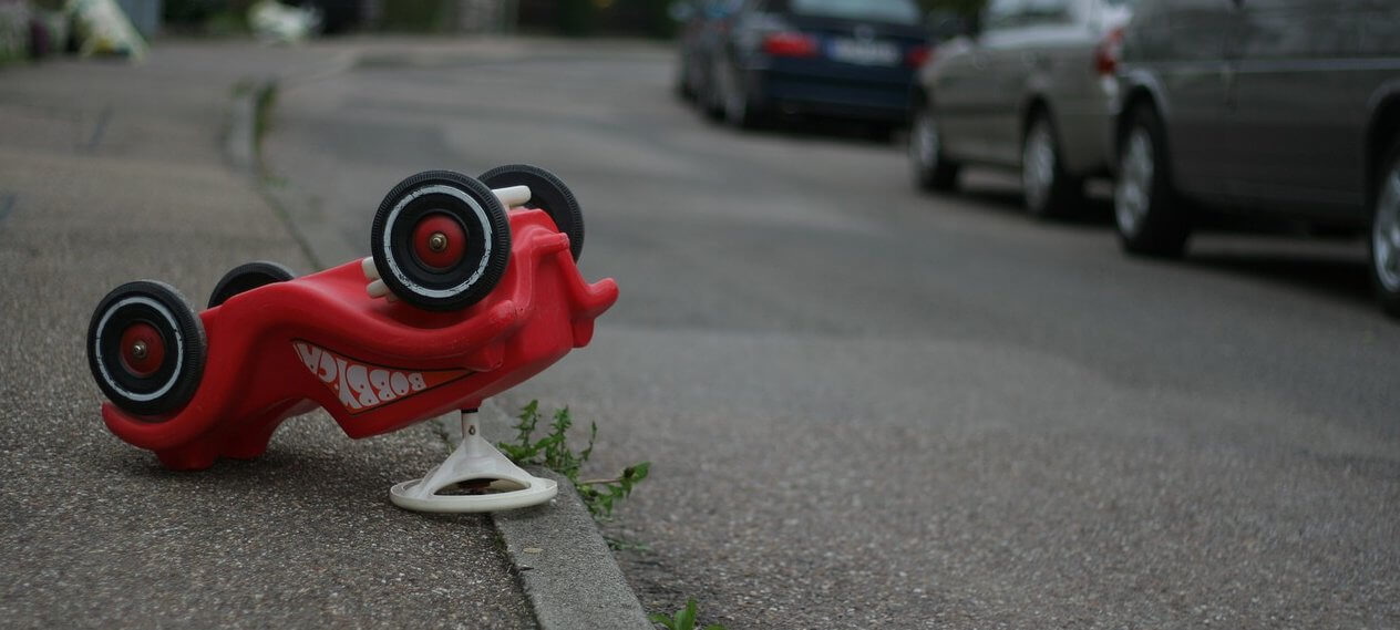 Imagen ilustrativa de un coche de juguete volcado simulando un accidente, por hoffmann-tipsntrips CC0 Creative Commons