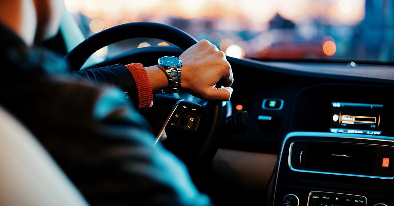 Ordenador y pantalla de un vehículo moderno