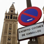 Imagen de una prohibición de aparcar salvo para coches de caballos